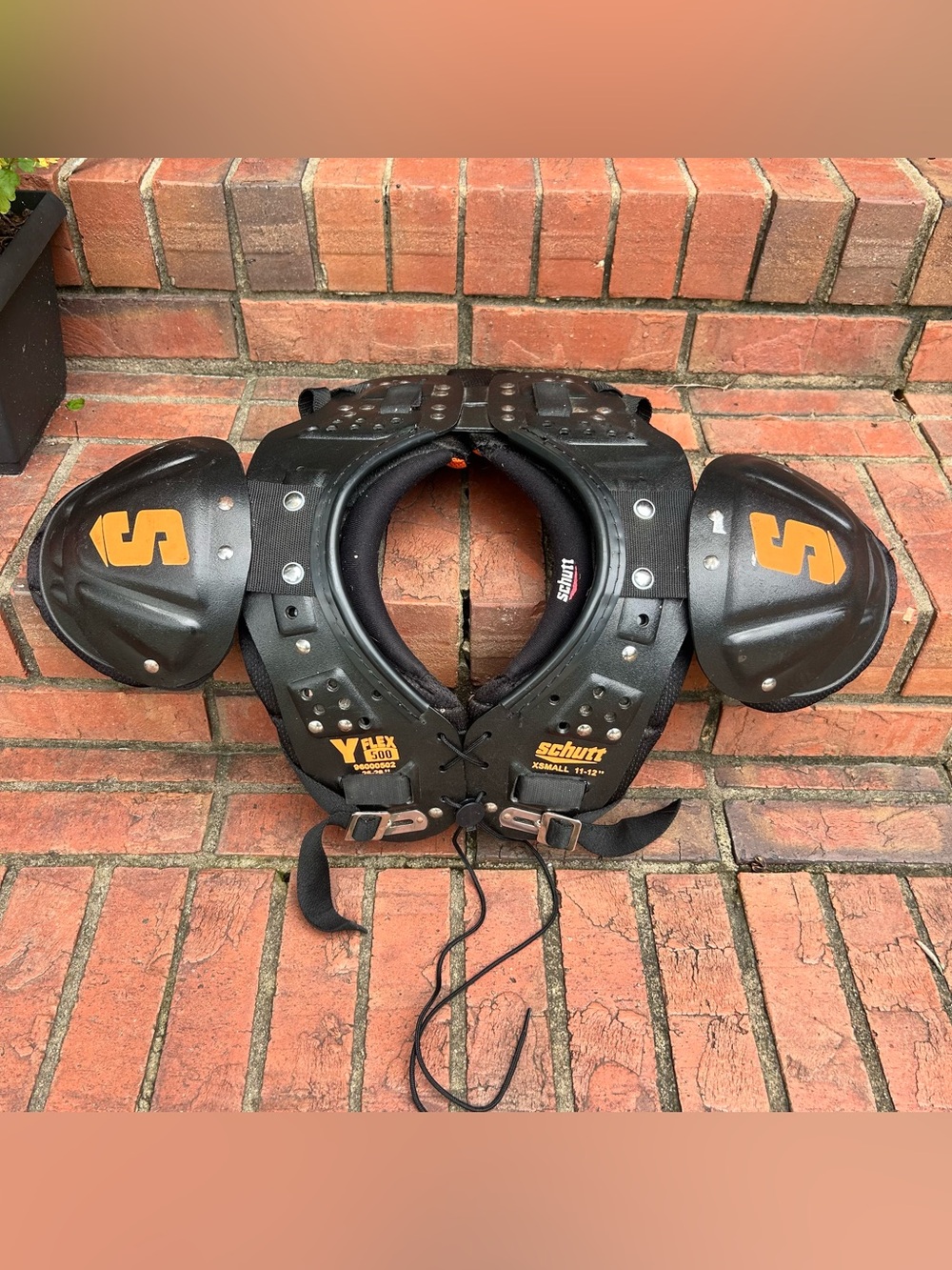 Schutt Y-Flex 500 Youth Football Shoulder Pads in a size X-Small (11-12")